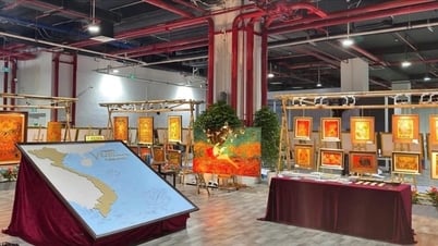 Admirez les peintures laquées contemporaines dans l'espace d'exposition des réalisations nationales