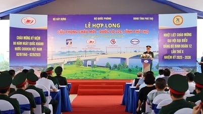 สะพาน Phong Chau ใน Phu Tho ปิด