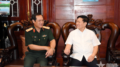 Oberleutnant General Vu Hai San besuchte die ehemaligen Führungskräfte des Verteidigungsministeriums und brachte seinen Dank zum Ausdruck.