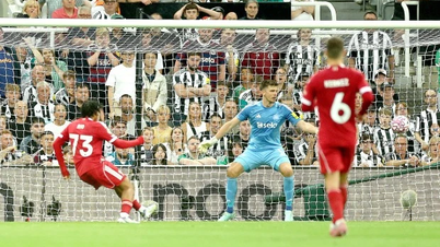 Salah kiến tạo, kỷ lục gia 16 tuổi ghi bàn giúp Liverpool đánh bại Newcastle