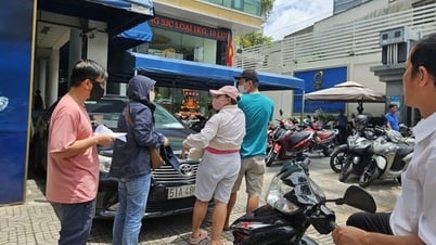 Vì sao nhiều người vẫn xếp hàng mua vàng dù giá ở vùng đỉnh chót vót?