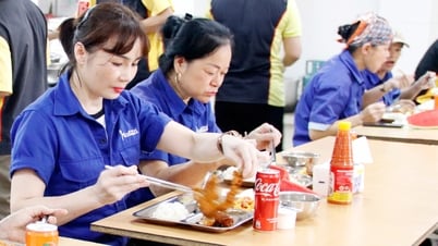 Chăm lo bữa ăn ca, chia sẻ cùng công nhân