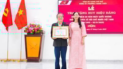 เขต Thanh Thuy มอบเหรียญตราประจำพรรคเนื่องในโอกาสวันชาติ 2 กันยายน