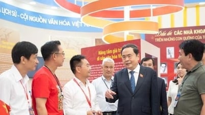 El presidente de la Asamblea Nacional inspecciona los preparativos para la exposición "Historia y misión de la Asamblea Nacional de Vietnam".