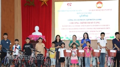 Entrega de obsequios a estudiantes y familias en circunstancias difíciles en la comuna de Nguyen Trai