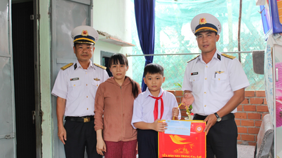 Lữ đoàn 954 thăm, tặng quà con ngư dân nhận đỡ đầu