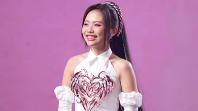 Phuong My Chi brach in Tränen aus, als sie die Meisterschaft von „Em xinh say hi“ gewann, die Zweitplatzierte war LyHan