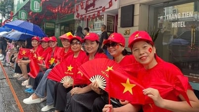 Người dân khắp nơi đổ về Thủ đô mong chờ được chứng kiến những khoảnh khắc đầy tự hào