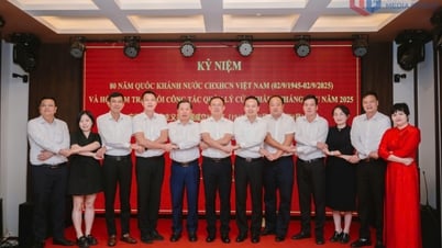 Le Bureau du commerce de la ville de Fangchenggang (Chine) félicite le Conseil de gestion de la porte frontière de la province de Quang Ninh à l'occasion du 80e anniversaire de la Fête nationale