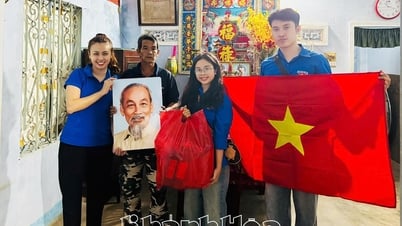 គណៈប្រតិភូវួដ Dong Hai បានទៅសួរសុខទុក្ខ និងជូនអំណោយដល់គ្រួសារយុទ្ធជនពលី និងប្រជាជនដែលមានវិភាគទានបដិវត្តន៍។