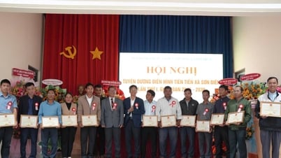 Son Dien សរសើរ​ម៉ូដែល​ទំនើប​ជា​លើក​ដំបូង