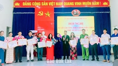 La commune de Phu Xuan félicite 13 modèles avancés pour la période 2020-2025