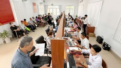 スアンホア村政府の指導者が初のレッドブックを授与