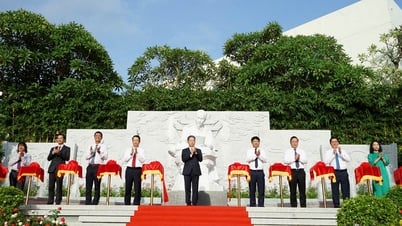 Da Nang inaugure la statue de l'Oncle Ho sur le campus de la Bibliothèque scientifique générale