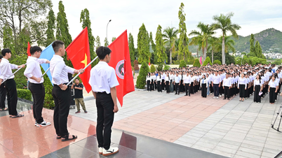 Hơn 500 sinh viên tham gia chào cờ, dâng hương tại Nghĩa trang liệt sĩ Hòn Dung