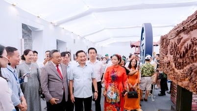 El presidente del Comité Popular de la Ciudad, Tran Sy Thanh, visitó el Espacio Tradicional y Creativo de Hanoi 2025