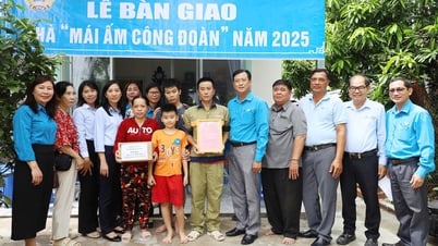 Le syndicat provincial d'An Giang visite les entreprises et leur remet un « abri syndical »