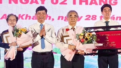TP.HCM: Trao nhiều huy hiệu Đảng dịp Quốc khánh