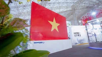 Bauministerium zeigt die größte Nationalflagge aus Vicostone-Kunststein in Vietnam