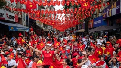 มอบเงิน 100,000 ดองต่อคน ให้กับประชาชนทั่วไป เพื่อเฉลิมฉลองวันประกาศอิสรภาพ 2 กันยายน