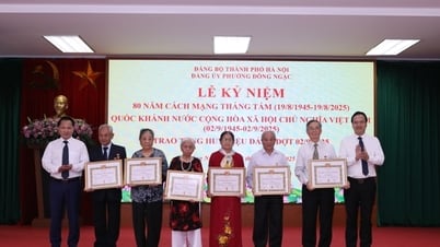 Dong Ngac Ward awarded Party badges to party members on September 2nd