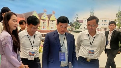 ラムドン省党書記のイ・タン・ハ・ニエ・クダム氏が展示スペース「融合と輝き」を訪問