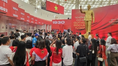 Des milliers de personnes venues de tout le pays ont afflué à l'exposition « 80 ans de voyage vers l'indépendance - la liberté - le bonheur »