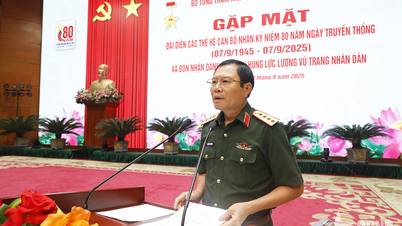 អគ្គសេនាធិការកងទ័ពប្រជាជនវៀតណាម៖ ជួបសំណេះសំណាលជាមួយតំណាងកម្មាភិបាលជំនាន់នានាក្នុងឱកាសរំលឹកខួបលើកទី ៨០ នៃទិវាប្រពៃណី