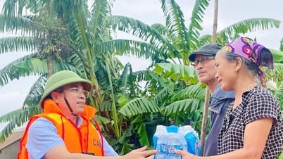 Los líderes de la comuna de Tan Ky entregan artículos necesarios para apoyar a las personas en las zonas inundadas.