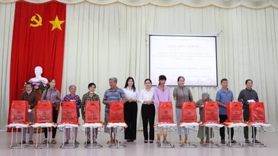 Hoa Thanh Ward gibt 50 armen Haushalten Geschenke
