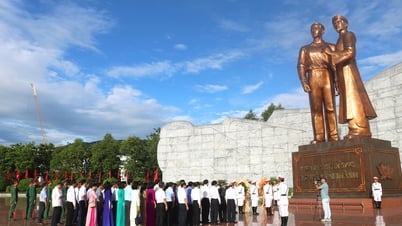 Lãnh đạo tỉnh dâng hoa tại Tượng đài Nguyễn Sinh Sắc - Nguyễn Tất Thành và viếng Nghĩa trang liệt sĩ Quy Nhơn