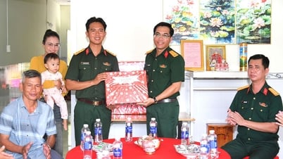 กองบัญชาการทหารจังหวัดอานซางส่งมอบบ้านสหาย 17 หลังเนื่องในวันชาติ