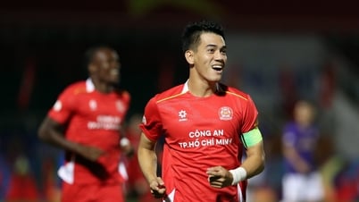 La vidéo de l'incroyable raté de Tien Linh laisse l'entraîneur Huynh Duc se tenir la tête