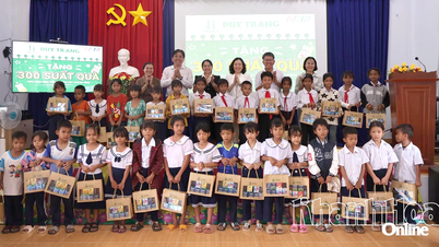 Le journal, la radio, la télévision Khanh Hoa et la société par actions DT Khanh Hoa Seaweed ont offert 300 cadeaux aux étudiants de la commune de Tay Khanh Vinh.