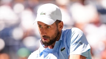 Djokovic escapes, equals Federer's record