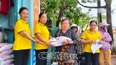 Entrega de regalos a los desfavorecidos en el Día Nacional el 2 de septiembre