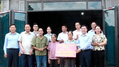 Remise de maisons de gratitude aux familles ayant contribué à la révolution dans la commune de Tan Son