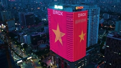 Der ROX Tower ist voller Flaggen und Blumen und verbreitet den Geist des vietnamesischen Stolzes