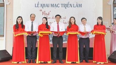 Khai mạc triển lãm “Huế theo dòng lịch sử qua tài liệu lưu trữ”