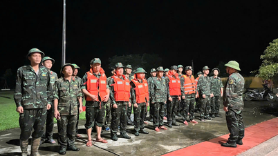 Les soldats de l'entrepôt 671 aident les gens à déplacer leurs biens pour échapper à l'inondation la nuit.