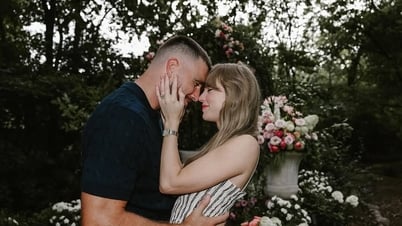 Taylor Swift dévoile une « énorme » bague en diamant lors d'une cérémonie de fiançailles digne d'un conte de fées