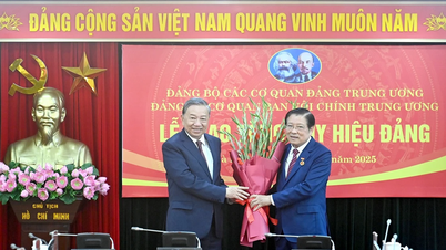 [Foto] Generalsekretär To Lam überreicht Genossen Phan Dinh Trac das 45-jährige Parteimitgliedsabzeichen