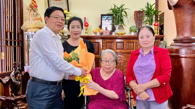លេខាបក្សខេត្ត Ho Quoc Dung មកសួរសុខទុក្ខ និងជូនអំណោយដល់គ្រួសារគោលនយោបាយ
