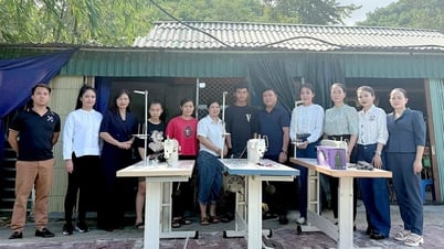 Tuyen Quang Newspaper, Radio and Television provide livelihood support to Tran Giang Hien, a child with special difficulties in Ham Yen commune.