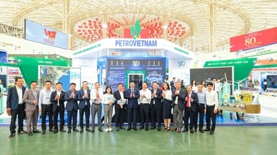 Chủ tịch HĐTV Petrovietnam Lê Mạnh Hùng kiểm tra gian trưng bày tại Triển lãm 80 năm thành tựu đất nước