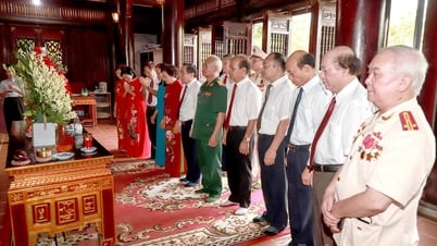 Der Tan Trao Tuyen Quang Club bietet Weihrauch zum Gedenken an Präsident Ho Chi Minh an