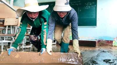 Thầy cô gạt bùn đất từ lớp học, chuẩn bị đón học sinh vào khai giảng