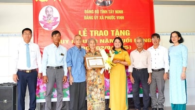 Pemberian lencana keanggotaan Partai selama 60 dan 65 tahun kepada anggota Partai veteran di komune Phuoc Vinh