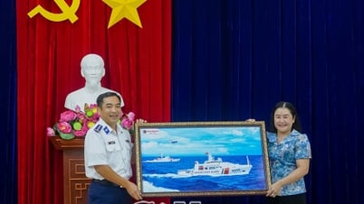 Tặng 80 suất quà cho các hộ ngư dân khó khăn