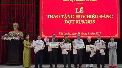 Trao Huy hiệu Đảng cho các đảng viên